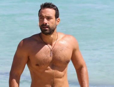 Αγνώριστος ο Σάκης Τανιμανίδης στη φωτογραφία αποφοίτησής του πριν 7 χρόνια (φωτό)